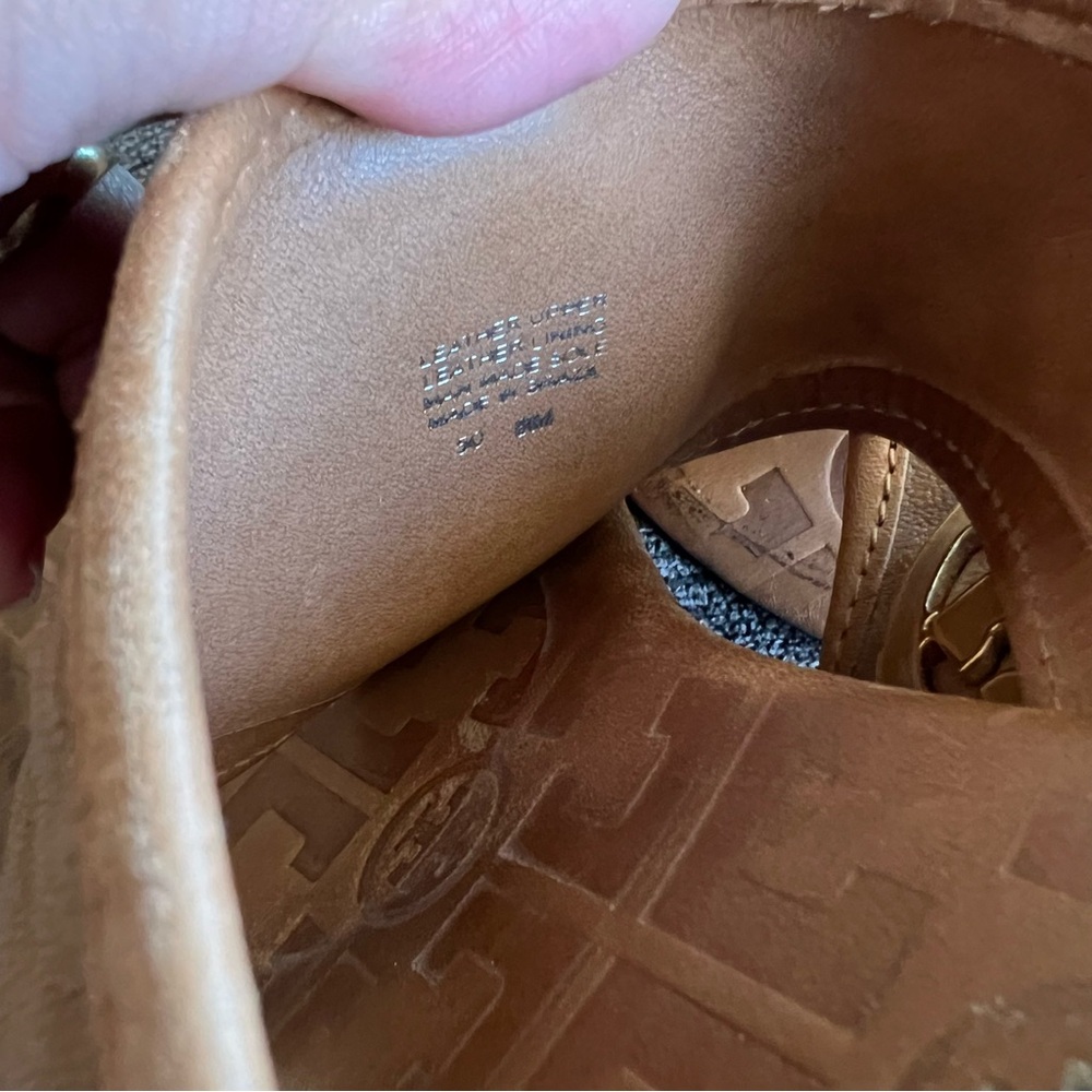 Tory Burch Tan Kitten Heel Sandal Gold Logo Size 8M - Picture 12 of 16